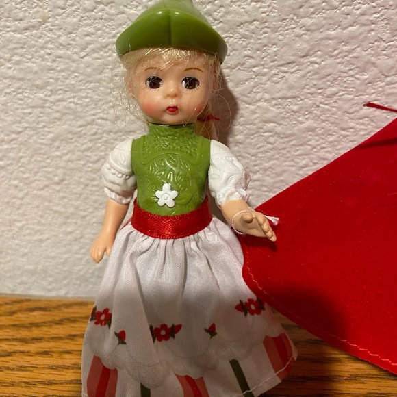 Six Madame Alexanders Dolls - Picture 4 of 14